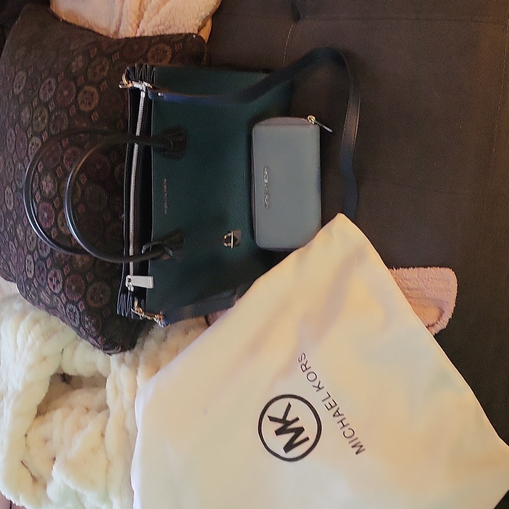 Micheal Kors Purse W/Wallet - Picture 9 of 9